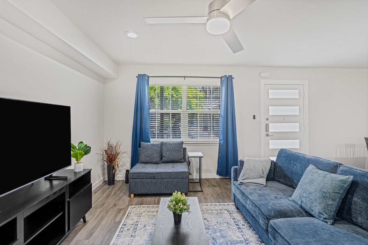 King 2BR Unit—Walk To 6th ST/Downtown—Free Parking