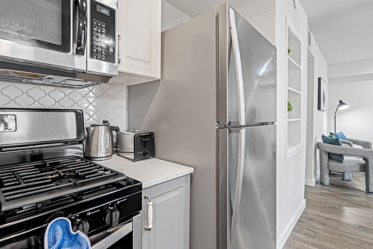 King 2BR Unit—Walk To 6th ST/Downtown—Free Parking