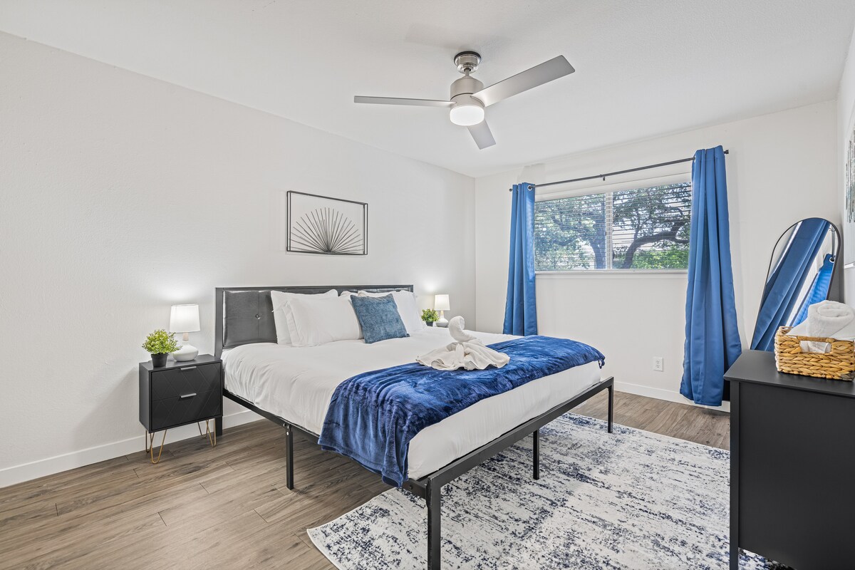 King 2BR Unit—Walk To 6th ST/Downtown—Free Parking