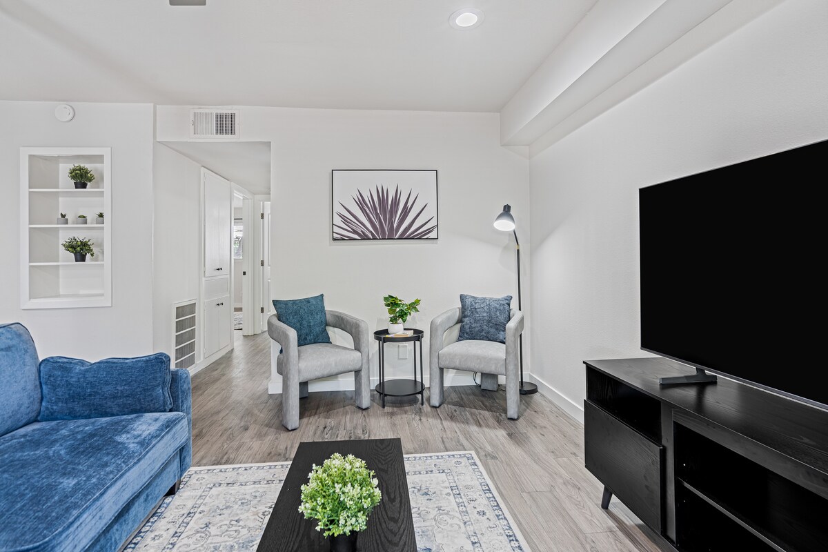 King 2BR Unit—Walk To 6th ST/Downtown—Free Parking