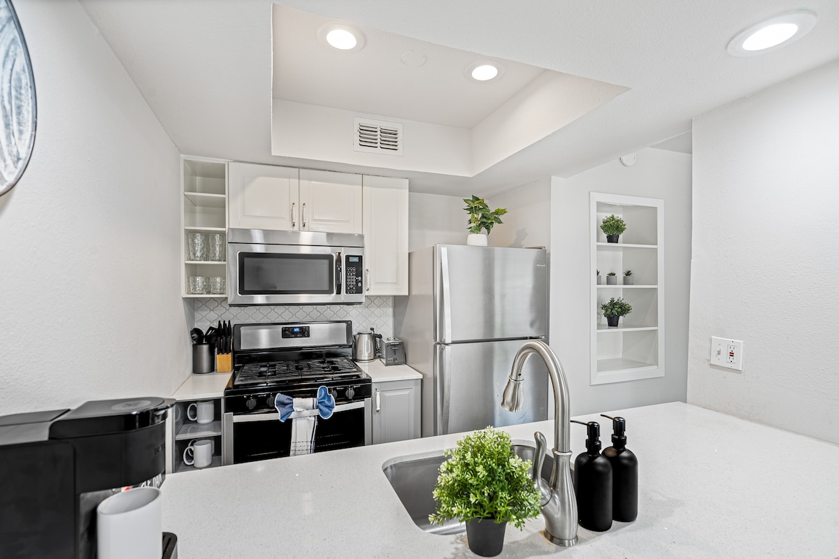 King 2BR Unit—Walk To 6th ST/Downtown—Free Parking