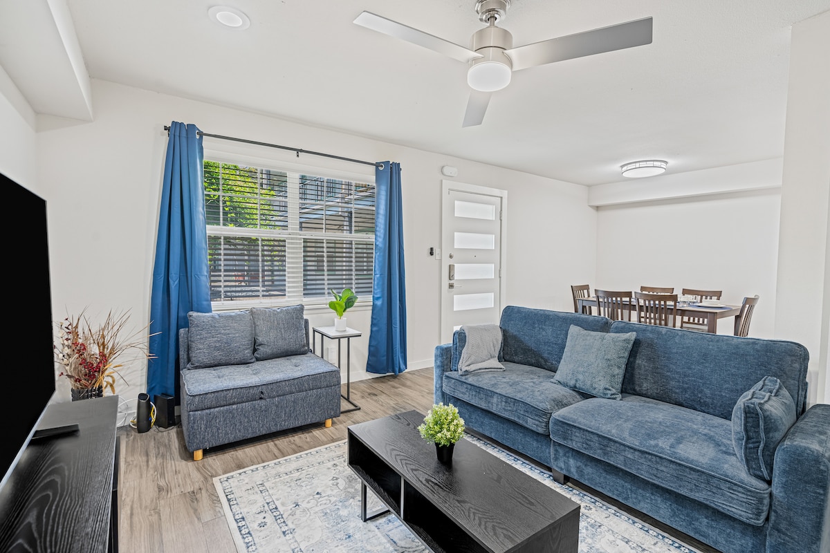 King 2BR Unit—Walk To 6th ST/Downtown—Free Parking