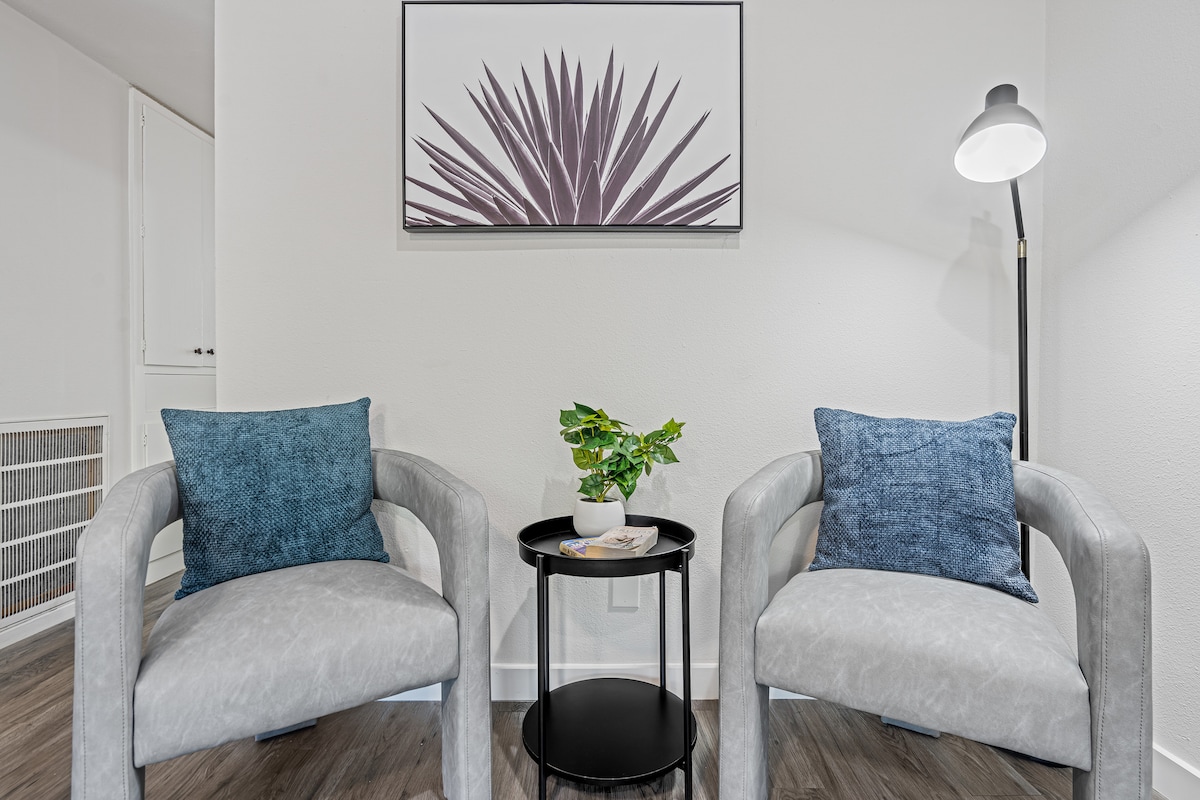 King 2BR Unit—Walk To 6th ST/Downtown—Free Parking