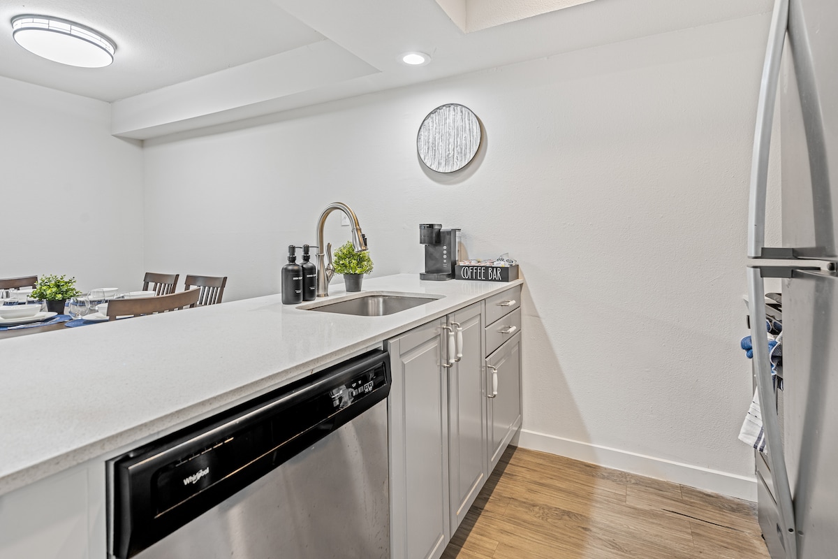 King 2BR Unit—Walk To 6th ST/Downtown—Free Parking