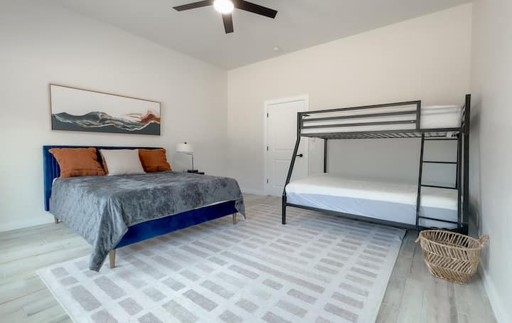 Две единични легла на двуетажно легло и едно двойно легло в стаята с двуетажни легла. Достатъчно място за надуваем дюшек с размер queen, който се предоставя за допълнително място за спане.