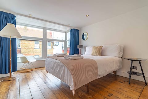 Stylish Old Town 3 Bed house, Secure Garden