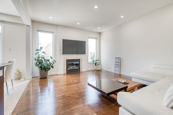 Cheerful House In Markham On - Markham