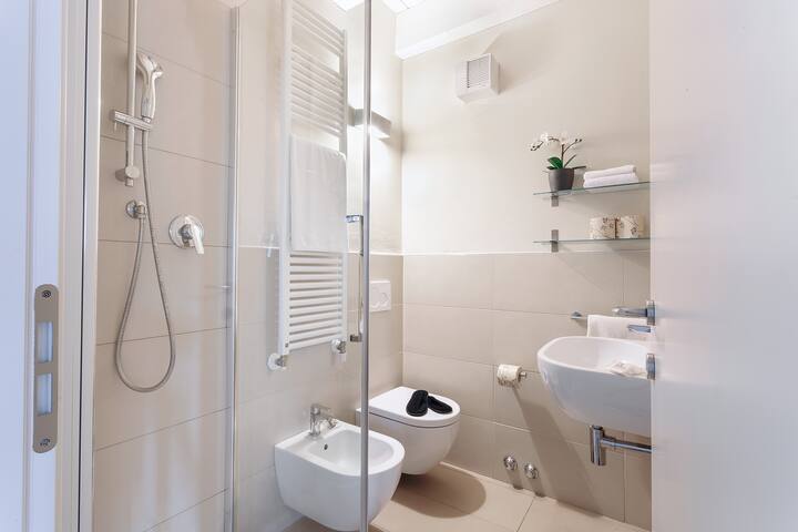 Bright 2 Bedroom apt. facing Servi Church gallery image 3