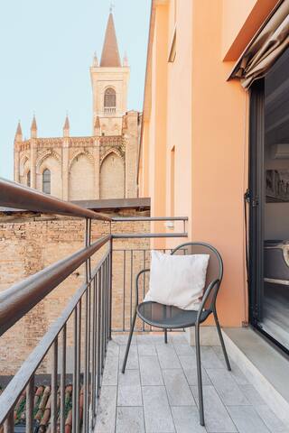 Bright 2 Bedroom apt. facing Servi Church gallery image 4