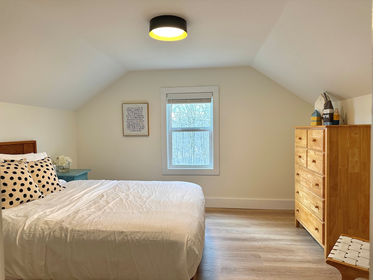 Dhoma e gjumit 2 është në katin e sipërm.  Ka një krevat dopio "queen", dollap me varëse rrobash, një komodinë, batanije shtesë, ventilator dhe një karrige.

