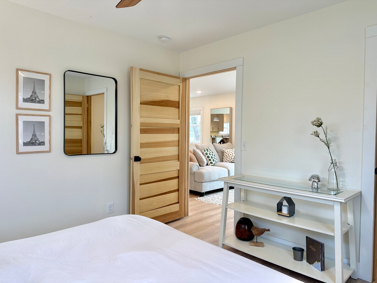 Dhoma kryesore e gjumit është jashtë dhomës së ndenjjes, ka një krevat dopio "king" dhe dollap të madh. 