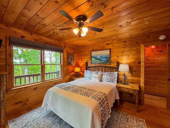 Спална соба на главниот кат со брачен кревет (широк 150-179 см) и лесен пристап со само неколку скали на тремот