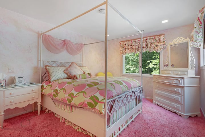Dormitorio con cama tamaño queen. 