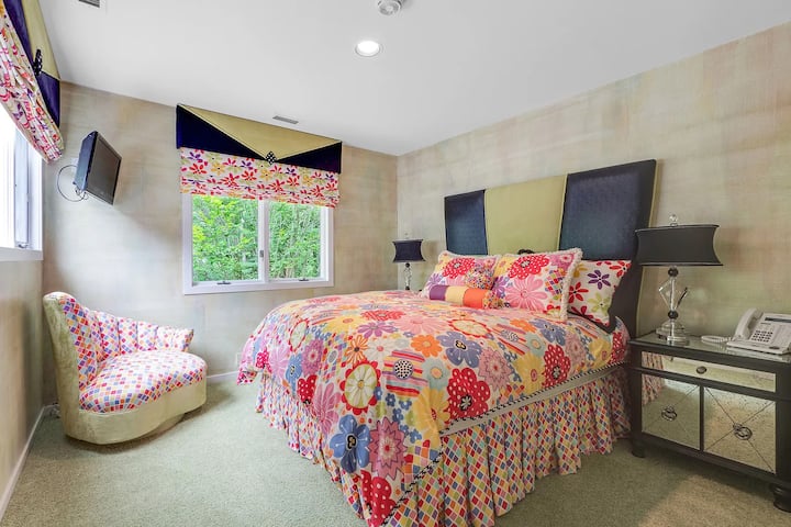 Dormitorio con cama queen