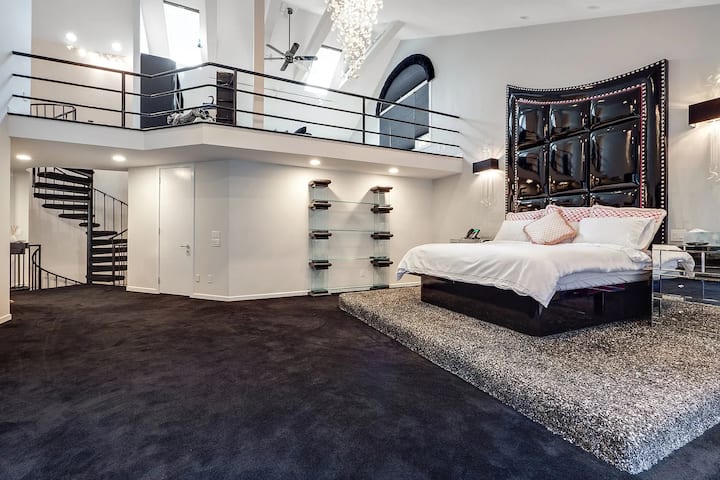 Enorme suite principal con zona de loft y TV. Puertas correderas a una tranquila sala de estar para el café de la mañana