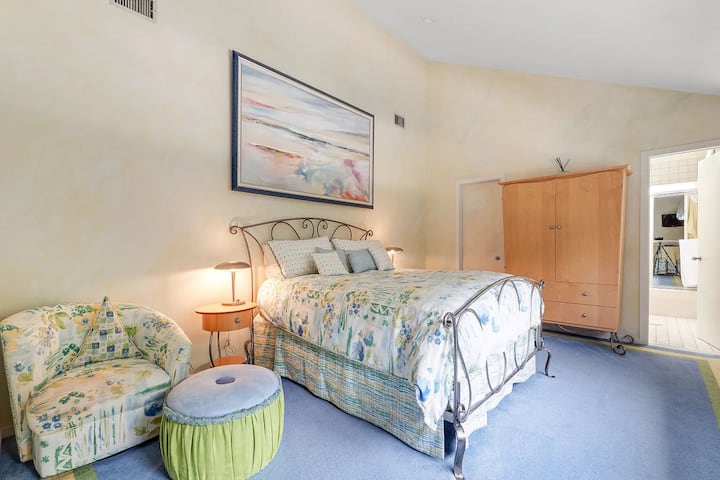 Dormitorio con cama tamaño queen y baño en suite 