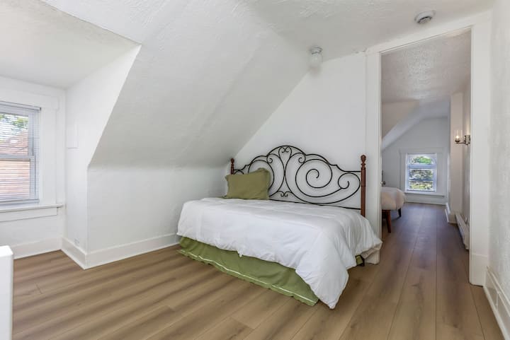 Kitanda kimoja kiko kwenye ghorofa ya tatu katika eneo la roshani nje ya chumba cha kulala cha tatu. Roshani ina ngazi zilizo wazi hadi ghorofa ya pili.