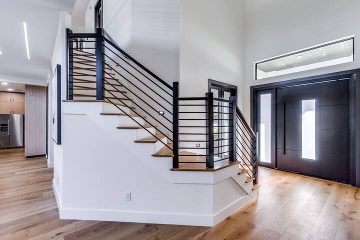 4BR Central Luxury Home • EV Charger & Yard gallery image 5