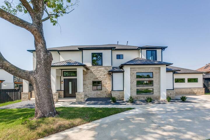 4BR Central Luxury Home • EV Charger & Yard gallery image 2