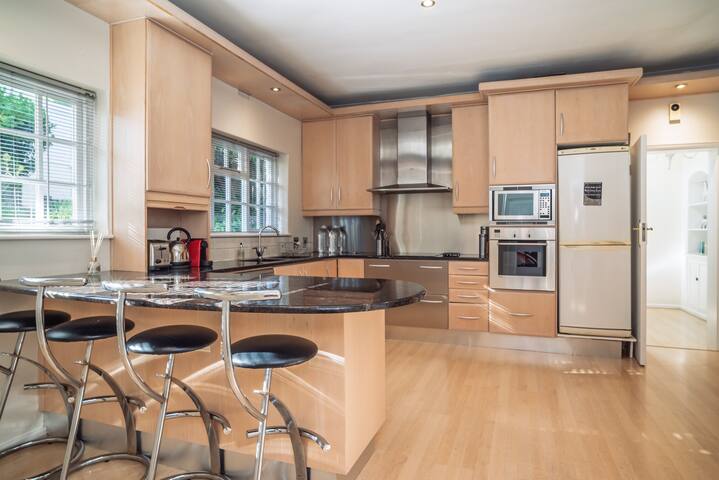 Skyline Serenity | 4BR Home Panoramic Views + Pool gallery image 4