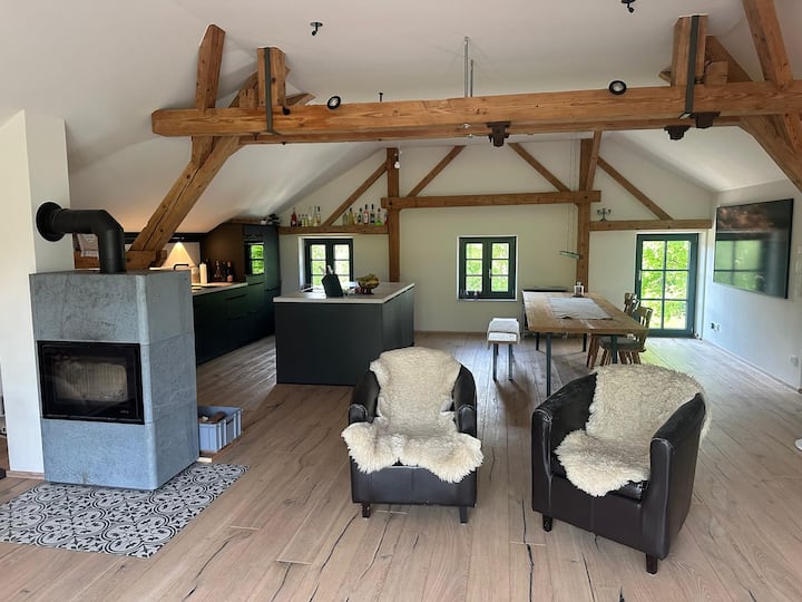 Fungua sehemu ya kuishi iliyo na mihimili ya mbao ya kihistoria – kituo chako cha starehe cha kutumia muda pamoja.