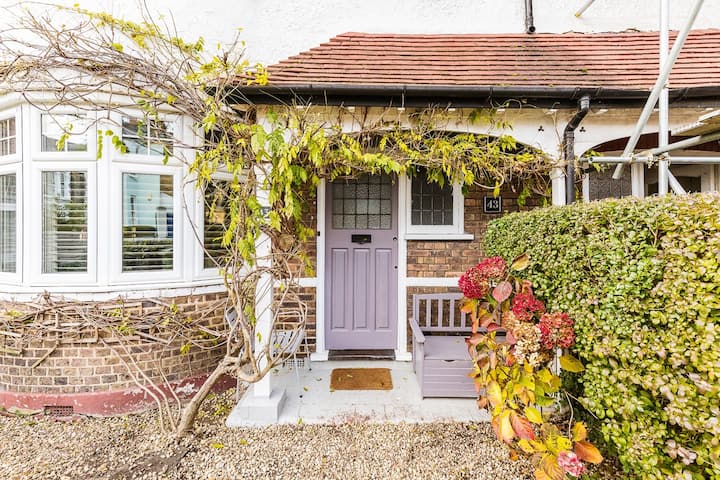 Spacious 4 Bed House In Prime Location W/ Parking - London