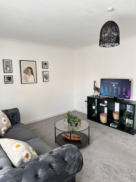 2BR Flat • Free Parking • Near Hampden &O2 Academy