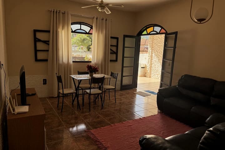 Salon avec télévision intelligente, 2 canapés confortables, porte large avec entrée à lumière naturelle.