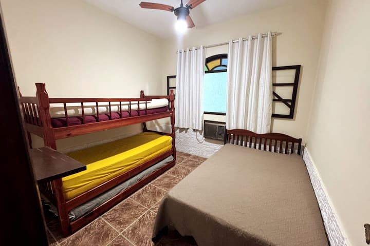 Chambre 1. 
1 lit double, 1 lit superposé et 2 matelas simples supplémentaires. 
Il dispose de la climatisation.