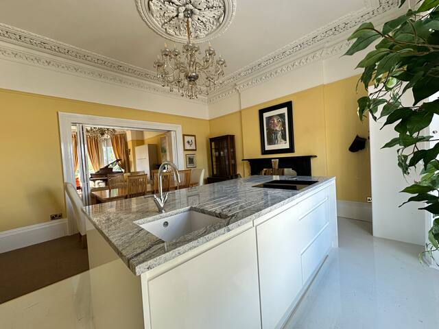 Spacious Apartment Clifton Downs gallery image 2