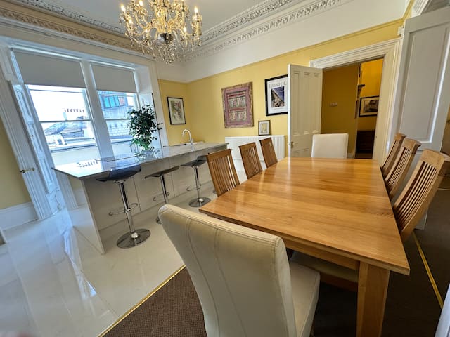 Spacious Apartment Clifton Downs gallery image 3