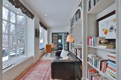 Top performing Airbnb: Stunning Creek Front Retreat - Water Views - 2BR in Near East