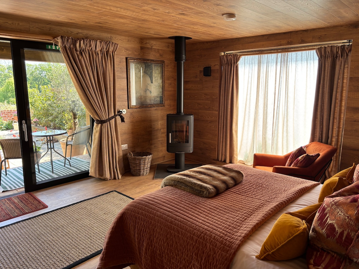 غرفة نوم مع موقد خشبي