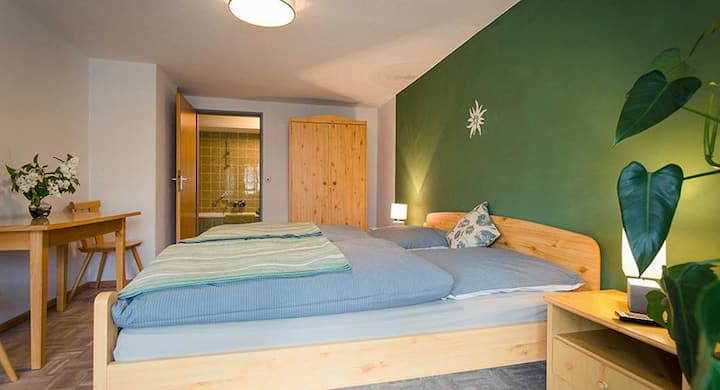Goldiger Hirsch: Edelweiß Room With Balcony In B&b - Immenstadt im Allgäu