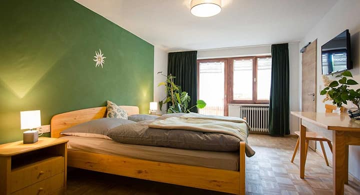 Goldiger Hirsch: Edelweiß Room With Balcony In B&b - Immenstadt im Allgäu