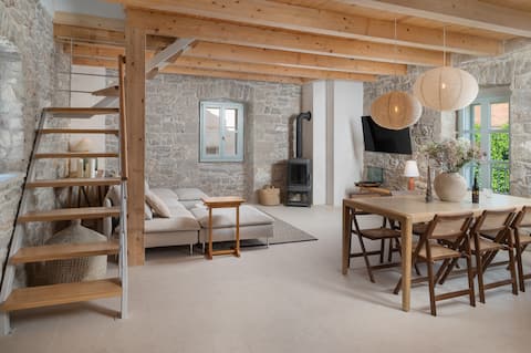 Top Airbnb: Casa Lumina, a stone house near the sea in Molat