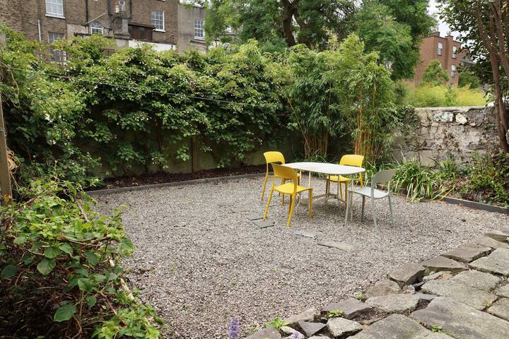 Peaceful Mews house in Ballsbridge Dublin. gallery image 3