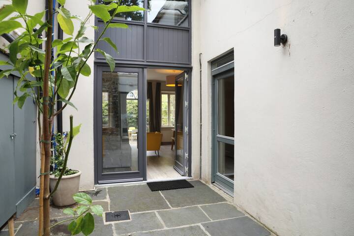 Peaceful Mews house in Ballsbridge Dublin. gallery image 2