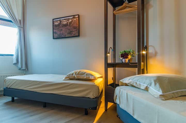 המיטות בחדר השינה 2 מופרדות זו מזו ומופרדות על ידי הארון הפתוח שבו מחובר מנורת לילה הפועלת בנפרד לכל אורח