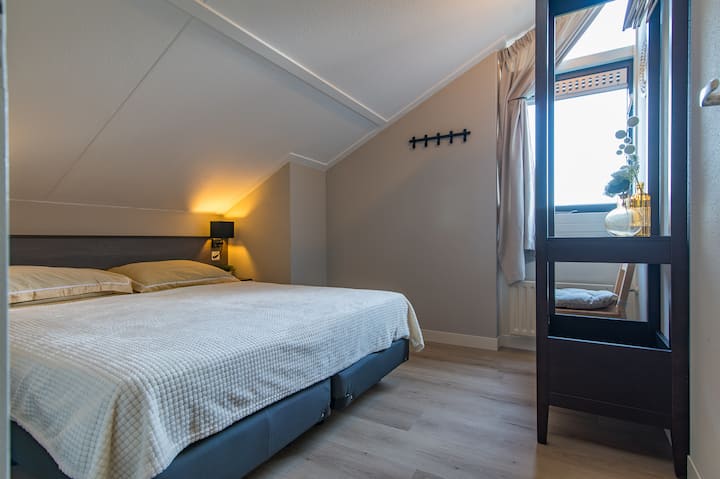 שתי מיטות הקופסה ממוקמות זו ליד זו עם מנורה לילית הפועלת בנפרד משני הצדדים.
יש ארון בגדים פתוח 