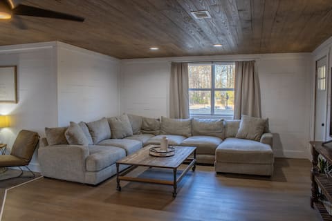 Popular Airbnb listing: Ride-In and Out to WOLF PEN GAP! in Mena