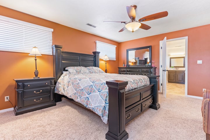 Camera da letto principale al piano superiore, letto matrimoniale, bagno privato adiacente e camera per bambini adiacente.