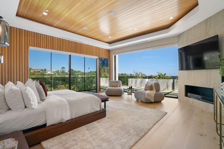 Linda Flora – Bel Air Oasis with Rooftop Deck