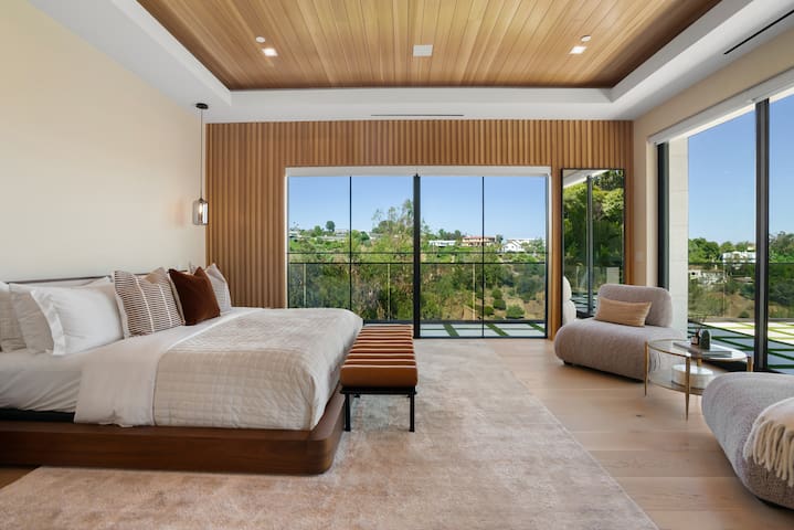 Linda Flora – Bel Air Oasis with Rooftop Deck gallery image 2