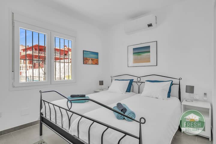 这间卧室自然光线充足