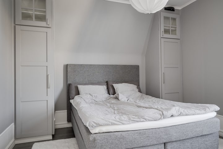 Спална соба 1, лоцирана на втор кат. 
160 см кревет и телевизор со Chrome Cast. 
Достапна е ролетна за затемнување. 