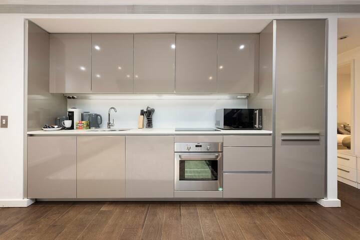 CNTRL LDN LUX Penthouse – Pan Views & Free parking gallery image 5