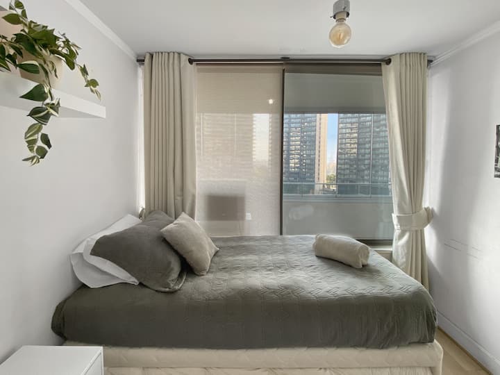 La deuxième chambre est également orientée Nord, et reçoit une lumière chaude toute la journée.