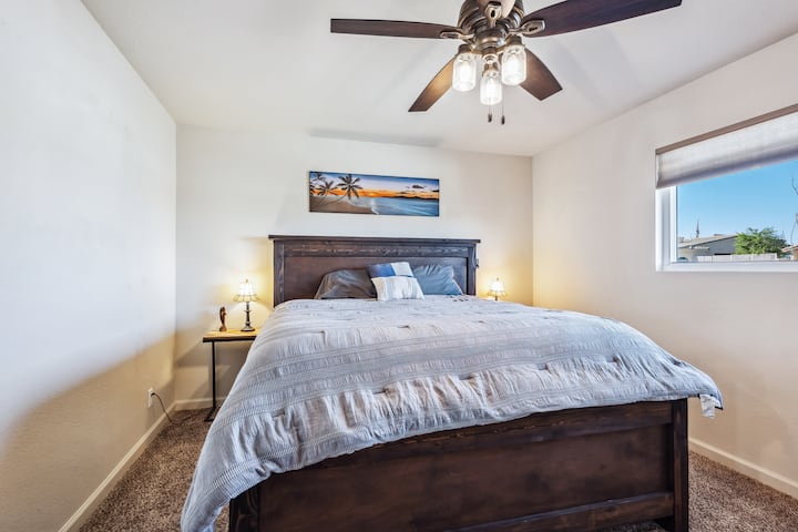 Manželská posteľ, inteligentná TV, vlastná kúpeľňa a stropný ventilátor v spálni 2. 