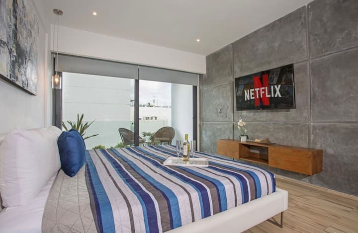 Moderné apartmány s manželskou posteľou, vlastným balkónom, inteligentnou televíziou so službou Netflix a štýlovou výzdobou. Ideálne na oddych po dni strávenom na pláži alebo objavovaním mesta. Ideálne pre páry alebo sólo cestovateľov, ktorí hľadajú pohodlie a pohodlie.